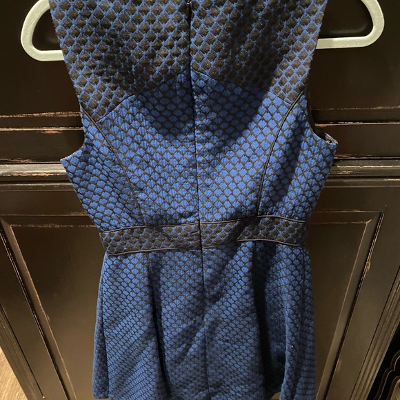 Trina Turk structured dress, size 6, pet and smoke free home, blue and black - Picture 4 of 8